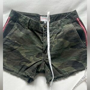 Sundry camo shorts with raw hem size 27